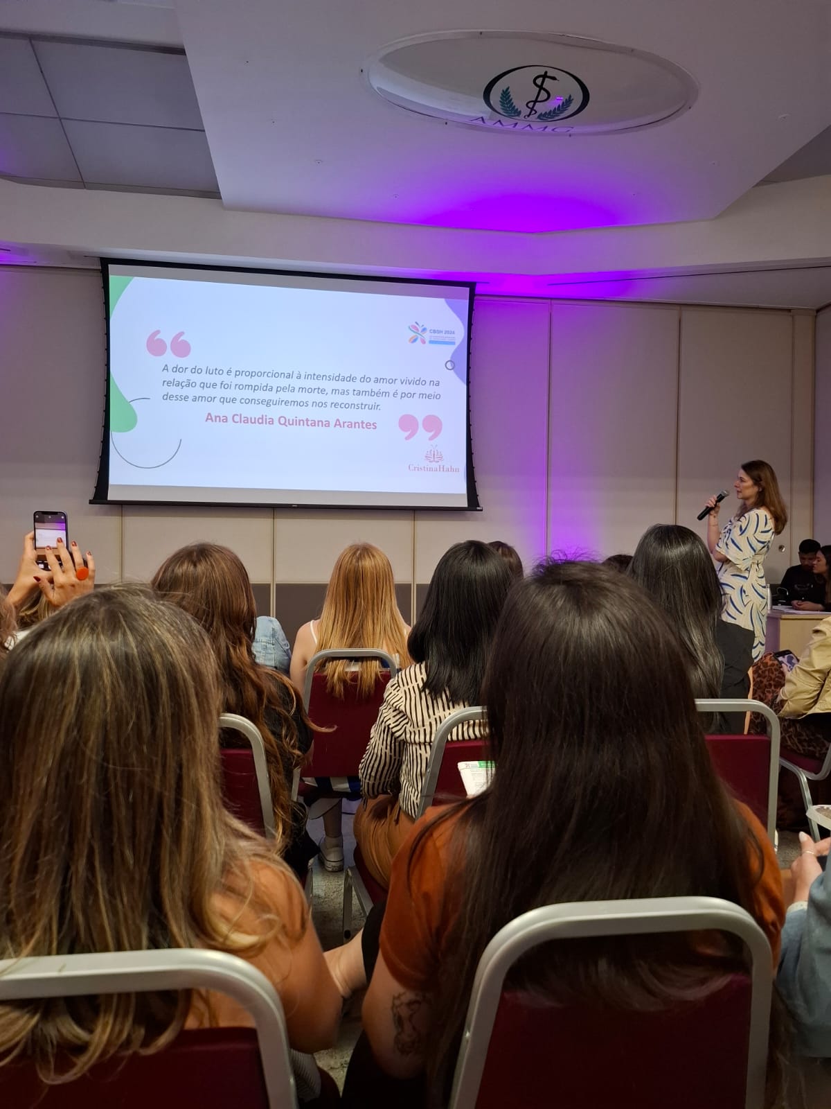 Cristina Hahn em palestra